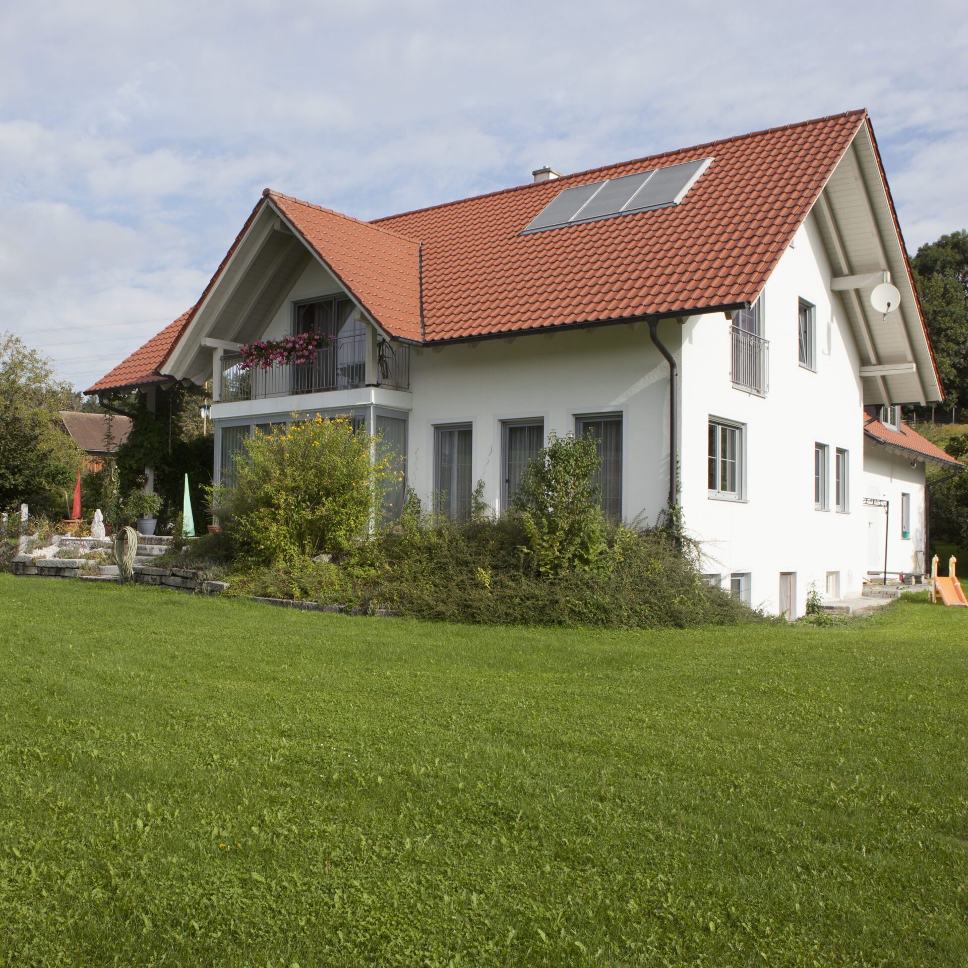 Germany, Munich, View of house with garden